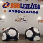 LOTE 388 - 02 BOLAS DE FUTEBOL. (NO ESTADO) ATENÇÃO! FAZER A VISITAÇÃO ANTES DE ARREMATAR, NÃO SABEMOS SE FUNCIONA. LEILÃO NÃO TEM GARANTIA E NEM DEVOLUÇÃO, SUJEITO A POSSÍVEIS AVARIAS VISÍVEIS/OCULTAS E/OU AUSÊNCIA DE COMPONENTES.