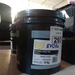 LOTE 293 - 01 BALDE DE GRAXA EVORA POLY EX NLGI:2 10 KG. (NO ESTADO) ATENÇÃO! FAZER A VISITAÇÃO ANTES DE ARREMATAR, NÃO SABEMOS SE FUNCIONA. LEILÃO NÃO TEM GARANTIA E NEM DEVOLUÇÃO, SUJEITO A POSSÍVEIS AVARIAS VISÍVEIS/OCULTAS E/OU AUSÊNCIA DE COMPONENTES.