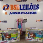 LOTE 441 - 02 BATE-VOLTA MUSICAL CARRUAGEM E 01 BONECA BELINDA. (NO ESTADO) ATENÇÃO! FAZER A VISITAÇÃO ANTES DE ARREMATAR, NÃO SABEMOS SE FUNCIONA. LEILÃO NÃO TEM GARANTIA E NEM DEVOLUÇÃO, SUJEITO A POSSÍVEIS AVARIAS VISÍVEIS/OCULTAS E/OU AUSÊNCIA DE COMPONENTES.