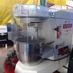 LOTE 530 - 01 MASSEIRA INDUSTRIAL MARCA GPANIS MODELO BP18C. (NO ESTADO) ATENÇÃO! FAZER A VISITAÇÃO ANTES DE ARREMATAR, NÃO SABEMOS SE FUNCIONA. LEILÃO NÃO TEM GARANTIA E NEM DEVOLUÇÃO, SUJEITO A POSSÍVEIS AVARIAS VISÍVEIS/OCULTAS E/OU AUSÊNCIA DE COMPONENTES.