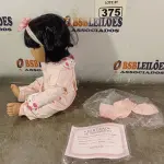 LOTE 375 - 01 BONECA BEBE REBORN. (NO ESTADO) ATENÇÃO! FAZER A VISITAÇÃO ANTES DE ARREMATAR, NÃO SABEMOS SE FUNCIONA. LEILÃO NÃO TEM GARANTIA E NEM DEVOLUÇÃO, SUJEITO A POSSÍVEIS AVARIAS VISÍVEIS/OCULTAS E/OU AUSÊNCIA DE COMPONENTES.