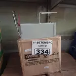 LOTE 334 - 06 CAIXAS DE REATORES PARA LÂMPADAS DE VAPOR METÁLICO 150W. (NO ESTADO) ATENÇÃO! FAZER A VISITAÇÃO ANTES DE ARREMATAR, NÃO SABEMOS SE FUNCIONA. LEILÃO NÃO TEM GARANTIA E NEM DEVOLUÇÃO, SUJEITO A POSSÍVEIS AVARIAS VISÍVEIS/OCULTAS E/OU AUSÊNCIA DE COMPONENTES.