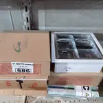 LOTE 586 - 04 LUMINÁRIAS QUADRADAS DE EMBUTIR E VÁRIAS LÂMPADAS FLUORESCENTE TUBULAR. (NO ESTADO) ATENÇÃO! FAZER A VISITAÇÃO ANTES DE ARREMATAR, NÃO SABEMOS SE FUNCIONA. LEILÃO NÃO TEM GARANTIA E NEM DEVOLUÇÃO, SUJEITO A POSSÍVEIS AVARIAS VISÍVEIS/OCULTAS E/OU AUSÊNCIA DE COMPONENTES.