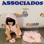 LOTE 371 - 01 BONECA BEBE REBORN. (NO ESTADO) ATENÇÃO! FAZER A VISITAÇÃO ANTES DE ARREMATAR, NÃO SABEMOS SE FUNCIONA. LEILÃO NÃO TEM GARANTIA E NEM DEVOLUÇÃO, SUJEITO A POSSÍVEIS AVARIAS VISÍVEIS/OCULTAS E/OU AUSÊNCIA DE COMPONENTES.
