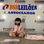 LOTE 383 - 01 BONECA BEBE REBORN. (NO ESTADO) ATENÇÃO! FAZER A VISITAÇÃO ANTES DE ARREMATAR, NÃO SABEMOS SE FUNCIONA. LEILÃO NÃO TEM GARANTIA E NEM DEVOLUÇÃO, SUJEITO A POSSÍVEIS AVARIAS VISÍVEIS/OCULTAS E/OU AUSÊNCIA DE COMPONENTES.