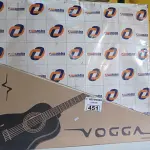LOTE 451 - 01 VIOLÃO KASHIMA. (NO ESTADO) ATENÇÃO! FAZER A VISITAÇÃO ANTES DE ARREMATAR, NÃO SABEMOS SE FUNCIONA. LEILÃO NÃO TEM GARANTIA E NEM DEVOLUÇÃO, SUJEITO A POSSÍVEIS AVARIAS VISÍVEIS/OCULTAS E/OU AUSÊNCIA DE COMPONENTES.