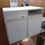 LOTE 533 - 01 MESA BAIXA E 02 ARMÁRIOS PORTA CPU. (NO ESTADO) ATENÇÃO! FAZER A VISITAÇÃO ANTES DE ARREMATAR, NÃO SABEMOS SE FUNCIONA. LEILÃO NÃO TEM GARANTIA E NEM DEVOLUÇÃO, SUJEITO A POSSÍVEIS AVARIAS VISÍVEIS/OCULTAS E/OU AUSÊNCIA DE COMPONENTES.