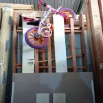 LOTE 511 - 01 CAMA DE SOLTEIRO E 01 BICICLETA INFANTIL COM AVARIAS. (NO ESTADO) ATENÇÃO! FAZER A VISITAÇÃO ANTES DE ARREMATAR, NÃO SABEMOS SE FUNCIONA. LEILÃO NÃO TEM GARANTIA E NEM DEVOLUÇÃO, SUJEITO A POSSÍVEIS AVARIAS VISÍVEIS/OCULTAS E/OU AUSÊNCIA DE COMPONENTES.