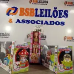 LOTE 396 - 02 BATE-VOLTA MUSICAL CARRUAGEM E 01 BONECA BELINDA. (NO ESTADO) ATENÇÃO! FAZER A VISITAÇÃO ANTES DE ARREMATAR, NÃO SABEMOS SE FUNCIONA. LEILÃO NÃO TEM GARANTIA E NEM DEVOLUÇÃO, SUJEITO A POSSÍVEIS AVARIAS VISÍVEIS/OCULTAS E/OU AUSÊNCIA DE COMPONENTES.