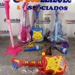 LOTE 422 - 01 LOTE COM VÁRIAS GUITARRAS E MICROFONES DE BRINQUEDO. (NO ESTADO) ATENÇÃO! FAZER A VISITAÇÃO ANTES DE ARREMATAR, NÃO SABEMOS SE FUNCIONA. LEILÃO NÃO TEM GARANTIA E NEM DEVOLUÇÃO, SUJEITO A POSSÍVEIS AVARIAS VISÍVEIS/OCULTAS E/OU AUSÊNCIA DE COMPONENTES.