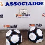LOTE 388 - 02 BOLAS DE FUTEBOL. (NO ESTADO) ATENÇÃO! FAZER A VISITAÇÃO ANTES DE ARREMATAR, NÃO SABEMOS SE FUNCIONA. LEILÃO NÃO TEM GARANTIA E NEM DEVOLUÇÃO, SUJEITO A POSSÍVEIS AVARIAS VISÍVEIS/OCULTAS E/OU AUSÊNCIA DE COMPONENTES.