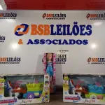 LOTE 441 - 02 BATE-VOLTA MUSICAL CARRUAGEM E 01 BONECA BELINDA. (NO ESTADO) ATENÇÃO! FAZER A VISITAÇÃO ANTES DE ARREMATAR, NÃO SABEMOS SE FUNCIONA. LEILÃO NÃO TEM GARANTIA E NEM DEVOLUÇÃO, SUJEITO A POSSÍVEIS AVARIAS VISÍVEIS/OCULTAS E/OU AUSÊNCIA DE COMPONENTES.