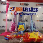 LOTE 422 - 01 LOTE COM VÁRIAS GUITARRAS E MICROFONES DE BRINQUEDO. (NO ESTADO) ATENÇÃO! FAZER A VISITAÇÃO ANTES DE ARREMATAR, NÃO SABEMOS SE FUNCIONA. LEILÃO NÃO TEM GARANTIA E NEM DEVOLUÇÃO, SUJEITO A POSSÍVEIS AVARIAS VISÍVEIS/OCULTAS E/OU AUSÊNCIA DE COMPONENTES.