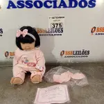 LOTE 375 - 01 BONECA BEBE REBORN. (NO ESTADO) ATENÇÃO! FAZER A VISITAÇÃO ANTES DE ARREMATAR, NÃO SABEMOS SE FUNCIONA. LEILÃO NÃO TEM GARANTIA E NEM DEVOLUÇÃO, SUJEITO A POSSÍVEIS AVARIAS VISÍVEIS/OCULTAS E/OU AUSÊNCIA DE COMPONENTES.