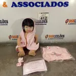 LOTE 412 - 01 BONECA BEBE REBORN. (NO ESTADO) ATENÇÃO! FAZER A VISITAÇÃO ANTES DE ARREMATAR, NÃO SABEMOS SE FUNCIONA. LEILÃO NÃO TEM GARANTIA E NEM DEVOLUÇÃO, SUJEITO A POSSÍVEIS AVARIAS VISÍVEIS/OCULTAS E/OU AUSÊNCIA DE COMPONENTES.