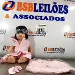 LOTE 418 - 01 BONECA BEBE REBORN. (NO ESTADO) ATENÇÃO! FAZER A VISITAÇÃO ANTES DE ARREMATAR, NÃO SABEMOS SE FUNCIONA. LEILÃO NÃO TEM GARANTIA E NEM DEVOLUÇÃO, SUJEITO A POSSÍVEIS AVARIAS VISÍVEIS/OCULTAS E/OU AUSÊNCIA DE COMPONENTES.