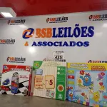 LOTE 425 - 01 BONECO JOÃO TEIMOSO, 01 JOGO DESCOBRINDO A MATEMÁTICA E 01 QUEBRA-CABEÇA DA GALINHA PINTADINHA. (NO ESTADO) ATENÇÃO! FAZER A VISITAÇÃO ANTES DE ARREMATAR, NÃO SABEMOS SE FUNCIONA. LEILÃO NÃO TEM GARANTIA E NEM DEVOLUÇÃO, SUJEITO A POSSÍVEIS AVARIAS VISÍVEIS/OCULTAS E/OU AUSÊNCIA DE COMPONENTES.