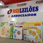 LOTE 397 - 01 BONECO JOÃO TEIMOSO GOLFINHO, 01 JOGO DESCOBRINDO A MATEMÁTICA E 01 DOMINO DA GALINHA PINTADINHA. (NO ESTADO) ATENÇÃO! FAZER A VISITAÇÃO ANTES DE ARREMATAR, NÃO SABEMOS SE FUNCIONA. LEILÃO NÃO TEM GARANTIA E NEM DEVOLUÇÃO, SUJEITO A POSSÍVEIS AVARIAS VISÍVEIS/OCULTAS E/OU AUSÊNCIA DE COMPONENTES.