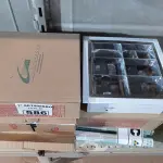 LOTE 586 - 04 LUMINÁRIAS QUADRADAS DE EMBUTIR E VÁRIAS LÂMPADAS FLUORESCENTE TUBULAR. (NO ESTADO) ATENÇÃO! FAZER A VISITAÇÃO ANTES DE ARREMATAR, NÃO SABEMOS SE FUNCIONA. LEILÃO NÃO TEM GARANTIA E NEM DEVOLUÇÃO, SUJEITO A POSSÍVEIS AVARIAS VISÍVEIS/OCULTAS E/OU AUSÊNCIA DE COMPONENTES.