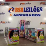 LOTE 441 - 02 BATE-VOLTA MUSICAL CARRUAGEM E 01 BONECA BELINDA. (NO ESTADO) ATENÇÃO! FAZER A VISITAÇÃO ANTES DE ARREMATAR, NÃO SABEMOS SE FUNCIONA. LEILÃO NÃO TEM GARANTIA E NEM DEVOLUÇÃO, SUJEITO A POSSÍVEIS AVARIAS VISÍVEIS/OCULTAS E/OU AUSÊNCIA DE COMPONENTES.