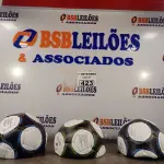 LOTE 423 - 03 BOLAS DE FUTEBOL. (NO ESTADO) ATENÇÃO! FAZER A VISITAÇÃO ANTES DE ARREMATAR, NÃO SABEMOS SE FUNCIONA. LEILÃO NÃO TEM GARANTIA E NEM DEVOLUÇÃO, SUJEITO A POSSÍVEIS AVARIAS VISÍVEIS/OCULTAS E/OU AUSÊNCIA DE COMPONENTES.