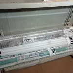LOTE 577 - 02 LUMINÁRIAS E VÁRIAS LÂMPADAS FLUORESCENTES TUBULAR MARCAS E MODELOS DIVERSOS. (NO ESTADO) ATENÇÃO! FAZER A VISITAÇÃO ANTES DE ARREMATAR, NÃO SABEMOS SE FUNCIONA. LEILÃO NÃO TEM GARANTIA E NEM DEVOLUÇÃO, SUJEITO A POSSÍVEIS AVARIAS VISÍVEIS/OCULTAS E/OU AUSÊNCIA DE COMPONENTES.