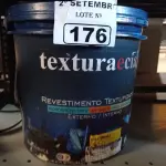 LOTE 176 - 01 BALDE DE REVESTIMENTO TEXTURIZADO INTERIORES/EXTERIORES NA COR BRANCO BASE COM AVARIAS. (NO ESTADO) ATENÇÃO! FAZER A VISITAÇÃO ANTES DE ARREMATAR, NÃO SABEMOS SE FUNCIONA. LEILÃO NÃO TEM GARANTIA E NEM DEVOLUÇÃO, SUJEITO A POSSÍVEIS AVARIAS VISÍVEIS/OCULTAS E/OU AUSÊNCIA DE COMPONENTES.