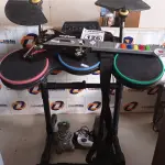 LOTE 126 - 01 BATERIA, 01 GUITARRA E 02 CONTROLES PARA VIDEOGAME. (NO ESTADO) ATENÇÃO! FAZER A VISITAÇÃO ANTES DE ARREMATAR, NÃO SABEMOS SE FUNCIONA. LEILÃO NÃO TEM GARANTIA E NEM DEVOLUÇÃO, SUJEITO A POSSÍVEIS AVARIAS VISÍVEIS/OCULTAS E/OU AUSÊNCIA DE COMPONENTES.