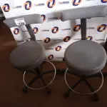 LOTE 128 - 02 BANQUETAS COM BASE GIRATÓRIA. (NO ESTADO) ATENÇÃO! FAZER A VISITAÇÃO ANTES DE ARREMATAR, NÃO SABEMOS SE FUNCIONA. LEILÃO NÃO TEM GARANTIA E NEM DEVOLUÇÃO, SUJEITO A POSSÍVEIS AVARIAS VISÍVEIS/OCULTAS E/OU AUSÊNCIA DE COMPONENTES.