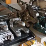LOTE 172 - 01 GUILHOTINA DE MESA E VÁRIOS PERFURADORES DE PAPEL. (NO ESTADO) ATENÇÃO! FAZER A VISITAÇÃO ANTES DE ARREMATAR, NÃO SABEMOS SE FUNCIONA. LEILÃO NÃO TEM GARANTIA E NEM DEVOLUÇÃO, SUJEITO A POSSÍVEIS AVARIAS VISÍVEIS/OCULTAS E/OU AUSÊNCIA DE COMPONENTES.