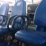 LOTE 154 - 01 LONGARINA DE 03 LUGARES. (NO ESTADO) ATENÇÃO! FAZER A VISITAÇÃO ANTES DE ARREMATAR, NÃO SABEMOS SE FUNCIONA. LEILÃO NÃO TEM GARANTIA E NEM DEVOLUÇÃO, SUJEITO A POSSÍVEIS AVARIAS VISÍVEIS/OCULTAS E/OU AUSÊNCIA DE COMPONENTES.