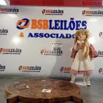 LOTE 026 - 01 BONECA DE PORCELANA E 01 TABUA DECORATIVA. (NO ESTADO) ATENÇÃO! FAZER A VISITAÇÃO ANTES DE ARREMATAR, NÃO SABEMOS SE FUNCIONA. LEILÃO NÃO TEM GARANTIA E NEM DEVOLUÇÃO, SUJEITO A POSSÍVEIS AVARIAS VISÍVEIS/OCULTAS E/OU AUSÊNCIA DE COMPONENTES.