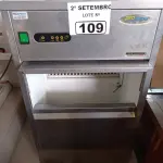 LOTE 109 - 01 MÁQUINA DE FAZER GELO 220V. (NO ESTADO) ATENÇÃO! FAZER A VISITAÇÃO ANTES DE ARREMATAR, NÃO SABEMOS SE FUNCIONA. LEILÃO NÃO TEM GARANTIA E NEM DEVOLUÇÃO, SUJEITO A POSSÍVEIS AVARIAS VISÍVEIS/OCULTAS E/OU AUSÊNCIA DE COMPONENTES.