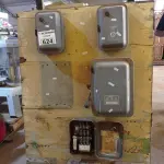 LOTE 624 - 01 QUADRO ELÉTRICO ANTIGO. (NO ESTADO) ATENÇÃO! FAZER A VISITAÇÃO ANTES DE ARREMATAR, NÃO SABEMOS SE FUNCIONA. LEILÃO NÃO TEM GARANTIA E NEM DEVOLUÇÃO, SUJEITO A POSSÍVEIS AVARIAS VISÍVEIS/OCULTAS E/OU AUSÊNCIA DE COMPONENTES.