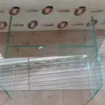 LOTE 622 - 01 MESA DE CENTRO EM VIDRO TEMPERADO. (NO ESTADO) ATENÇÃO! FAZER A VISITAÇÃO ANTES DE ARREMATAR, NÃO SABEMOS SE FUNCIONA. LEILÃO NÃO TEM GARANTIA E NEM DEVOLUÇÃO, SUJEITO A POSSÍVEIS AVARIAS VISÍVEIS/OCULTAS E/OU AUSÊNCIA DE COMPONENTES.