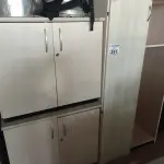 LOTE 251 - 02 ARMÁRIOS BAIXOS COM 02 PORTAS E 01 ARMÁRIO ALTO COM 01 PORTA E 01 PRATELEIRA. (NO ESTADO) ATENÇÃO! FAZER A VISITAÇÃO ANTES DE ARREMATAR, NÃO SABEMOS SE FUNCIONA. LEILÃO NÃO TEM GARANTIA E NEM DEVOLUÇÃO, SUJEITO A POSSÍVEIS AVARIAS VISÍVEIS/OCULTAS E/OU AUSÊNCIA DE COMPONENTES.