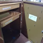 LOTE 213 - 01 ARMÁRIO DE AÇO COM 02 GAVETAS DE PLÁSTICO. (NO ESTADO) ATENÇÃO! FAZER A VISITAÇÃO ANTES DE ARREMATAR, NÃO SABEMOS SE FUNCIONA. LEILÃO NÃO TEM GARANTIA E NEM DEVOLUÇÃO, SUJEITO A POSSÍVEIS AVARIAS VISÍVEIS/OCULTAS E/OU AUSÊNCIA DE COMPONENTES.