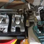 LOTE 172 - 01 GUILHOTINA DE MESA E VÁRIOS PERFURADORES DE PAPEL. (NO ESTADO) ATENÇÃO! FAZER A VISITAÇÃO ANTES DE ARREMATAR, NÃO SABEMOS SE FUNCIONA. LEILÃO NÃO TEM GARANTIA E NEM DEVOLUÇÃO, SUJEITO A POSSÍVEIS AVARIAS VISÍVEIS/OCULTAS E/OU AUSÊNCIA DE COMPONENTES.
