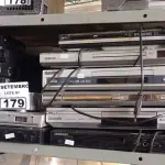 LOTE 179 - 13 APARELHOS DE DVD MARCAS E MODELOS DIVERSOS. (NO ESTADO) ATENÇÃO! FAZER A VISITAÇÃO ANTES DE ARREMATAR, NÃO SABEMOS SE FUNCIONA. LEILÃO NÃO TEM GARANTIA E NEM DEVOLUÇÃO, SUJEITO A POSSÍVEIS AVARIAS VISÍVEIS/OCULTAS E/OU AUSÊNCIA DE COMPONENTES.