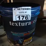 LOTE 176 - 01 BALDE DE REVESTIMENTO TEXTURIZADO INTERIORES/EXTERIORES NA COR BRANCO BASE COM AVARIAS. (NO ESTADO) ATENÇÃO! FAZER A VISITAÇÃO ANTES DE ARREMATAR, NÃO SABEMOS SE FUNCIONA. LEILÃO NÃO TEM GARANTIA E NEM DEVOLUÇÃO, SUJEITO A POSSÍVEIS AVARIAS VISÍVEIS/OCULTAS E/OU AUSÊNCIA DE COMPONENTES.