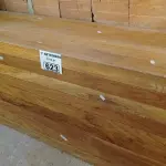 LOTE 623 - 01 BANCO DE MADEIRA. (NO ESTADO) ATENÇÃO! FAZER A VISITAÇÃO ANTES DE ARREMATAR, NÃO SABEMOS SE FUNCIONA. LEILÃO NÃO TEM GARANTIA E NEM DEVOLUÇÃO, SUJEITO A POSSÍVEIS AVARIAS VISÍVEIS/OCULTAS E/OU AUSÊNCIA DE COMPONENTES.
