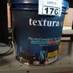 LOTE 176 - 01 BALDE DE REVESTIMENTO TEXTURIZADO INTERIORES/EXTERIORES NA COR BRANCO BASE COM AVARIAS. (NO ESTADO) ATENÇÃO! FAZER A VISITAÇÃO ANTES DE ARREMATAR, NÃO SABEMOS SE FUNCIONA. LEILÃO NÃO TEM GARANTIA E NEM DEVOLUÇÃO, SUJEITO A POSSÍVEIS AVARIAS VISÍVEIS/OCULTAS E/OU AUSÊNCIA DE COMPONENTES.