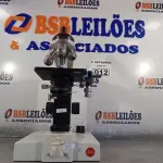LOTE 012 - 01 MICROSCÓPIO. (NO ESTADO) ATENÇÃO! FAZER A VISITAÇÃO ANTES DE ARREMATAR, NÃO SABEMOS SE FUNCIONA. LEILÃO NÃO TEM GARANTIA E NEM DEVOLUÇÃO, SUJEITO A POSSÍVEIS AVARIAS VISÍVEIS/OCULTAS E/OU AUSÊNCIA DE COMPONENTES.