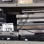 LOTE 179 - 13 APARELHOS DE DVD MARCAS E MODELOS DIVERSOS. (NO ESTADO) ATENÇÃO! FAZER A VISITAÇÃO ANTES DE ARREMATAR, NÃO SABEMOS SE FUNCIONA. LEILÃO NÃO TEM GARANTIA E NEM DEVOLUÇÃO, SUJEITO A POSSÍVEIS AVARIAS VISÍVEIS/OCULTAS E/OU AUSÊNCIA DE COMPONENTES.