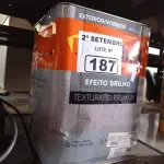 LOTE 187 - 01 LATA DE TEXTURATTO EFEITO BRILHO SUVINIL. (NO ESTADO) ATENÇÃO! FAZER A VISITAÇÃO ANTES DE ARREMATAR, NÃO SABEMOS SE FUNCIONA. LEILÃO NÃO TEM GARANTIA E NEM DEVOLUÇÃO, SUJEITO A POSSÍVEIS AVARIAS VISÍVEIS/OCULTAS E/OU AUSÊNCIA DE COMPONENTES.