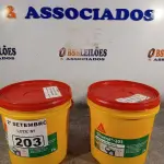 LOTE 203 - 02 BALDES DE SIKACRYL-203, SELANTE ACRÍLICO FLEXÍVEL 5KG. (NO ESTADO) ATENÇÃO! FAZER A VISITAÇÃO ANTES DE ARREMATAR, NÃO SABEMOS SE FUNCIONA. LEILÃO NÃO TEM GARANTIA E NEM DEVOLUÇÃO, SUJEITO A POSSÍVEIS AVARIAS VISÍVEIS/OCULTAS E/OU AUSÊNCIA DE COMPONENTES.