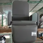LOTE 216 - 01 POLTRONA PARA DESCANSO. (NO ESTADO) ATENÇÃO! FAZER A VISITAÇÃO ANTES DE ARREMATAR, NÃO SABEMOS SE FUNCIONA. LEILÃO NÃO TEM GARANTIA E NEM DEVOLUÇÃO, SUJEITO A POSSÍVEIS AVARIAS VISÍVEIS/OCULTAS E/OU AUSÊNCIA DE COMPONENTES.