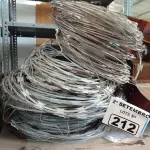 LOTE 212 - 01 LOTE COM APROXIMADAMENTE 43M DE CONCERTINA. (NO ESTADO) ATENÇÃO! FAZER A VISITAÇÃO ANTES DE ARREMATAR, NÃO SABEMOS SE FUNCIONA. LEILÃO NÃO TEM GARANTIA E NEM DEVOLUÇÃO, SUJEITO A POSSÍVEIS AVARIAS VISÍVEIS/OCULTAS E/OU AUSÊNCIA DE COMPONENTES.