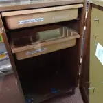 LOTE 213 - 01 ARMÁRIO DE AÇO COM 02 GAVETAS DE PLÁSTICO. (NO ESTADO) ATENÇÃO! FAZER A VISITAÇÃO ANTES DE ARREMATAR, NÃO SABEMOS SE FUNCIONA. LEILÃO NÃO TEM GARANTIA E NEM DEVOLUÇÃO, SUJEITO A POSSÍVEIS AVARIAS VISÍVEIS/OCULTAS E/OU AUSÊNCIA DE COMPONENTES.