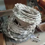 LOTE 212 - 01 LOTE COM APROXIMADAMENTE 43M DE CONCERTINA. (NO ESTADO) ATENÇÃO! FAZER A VISITAÇÃO ANTES DE ARREMATAR, NÃO SABEMOS SE FUNCIONA. LEILÃO NÃO TEM GARANTIA E NEM DEVOLUÇÃO, SUJEITO A POSSÍVEIS AVARIAS VISÍVEIS/OCULTAS E/OU AUSÊNCIA DE COMPONENTES.